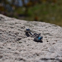 Navelpiercing karma hand met steen