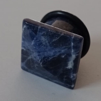 14 mm Einzelne ausgestellte Steinpyramide blau bewölkt