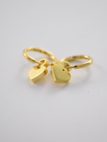 Goldener Ohrring mit Herzanhänger