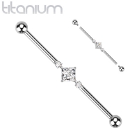 Industrial Piercing Quadrat mit runden Steinen